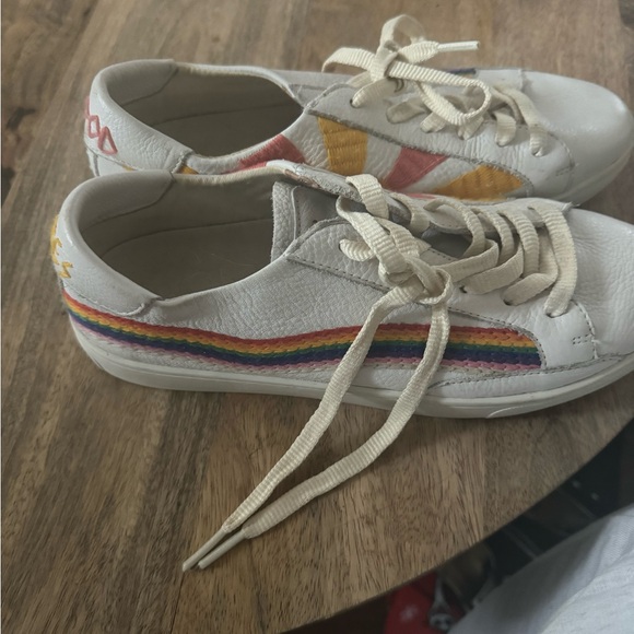 Super cute casual sneaker. - Picture 2 of 5